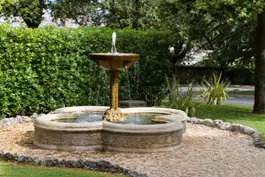 "קיימים סוגים רבים של מזרקות לגינה, כאלה שיש להן בריכה, כאלה שיוצאות מקיר ועוד"